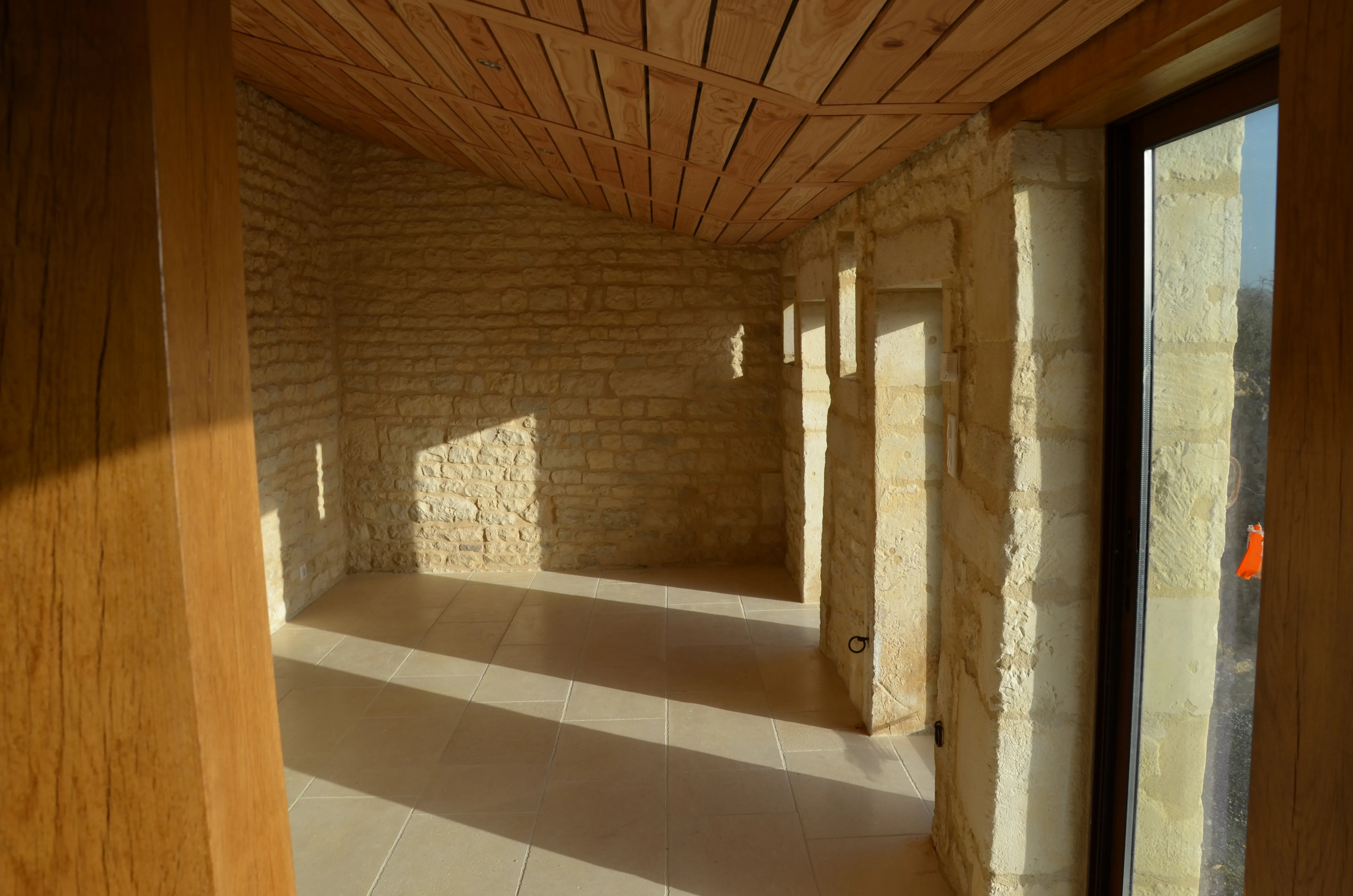 Intérieur avec mur en pierres apparentes mis en valeur