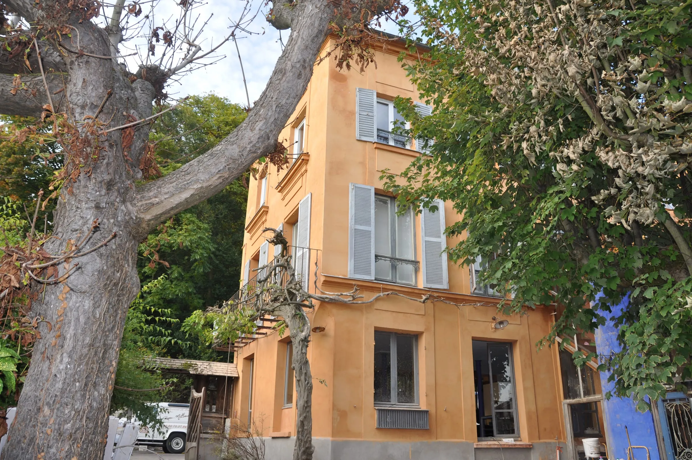 Façade ravalée à la chaux aérienne, finition claire et homogène