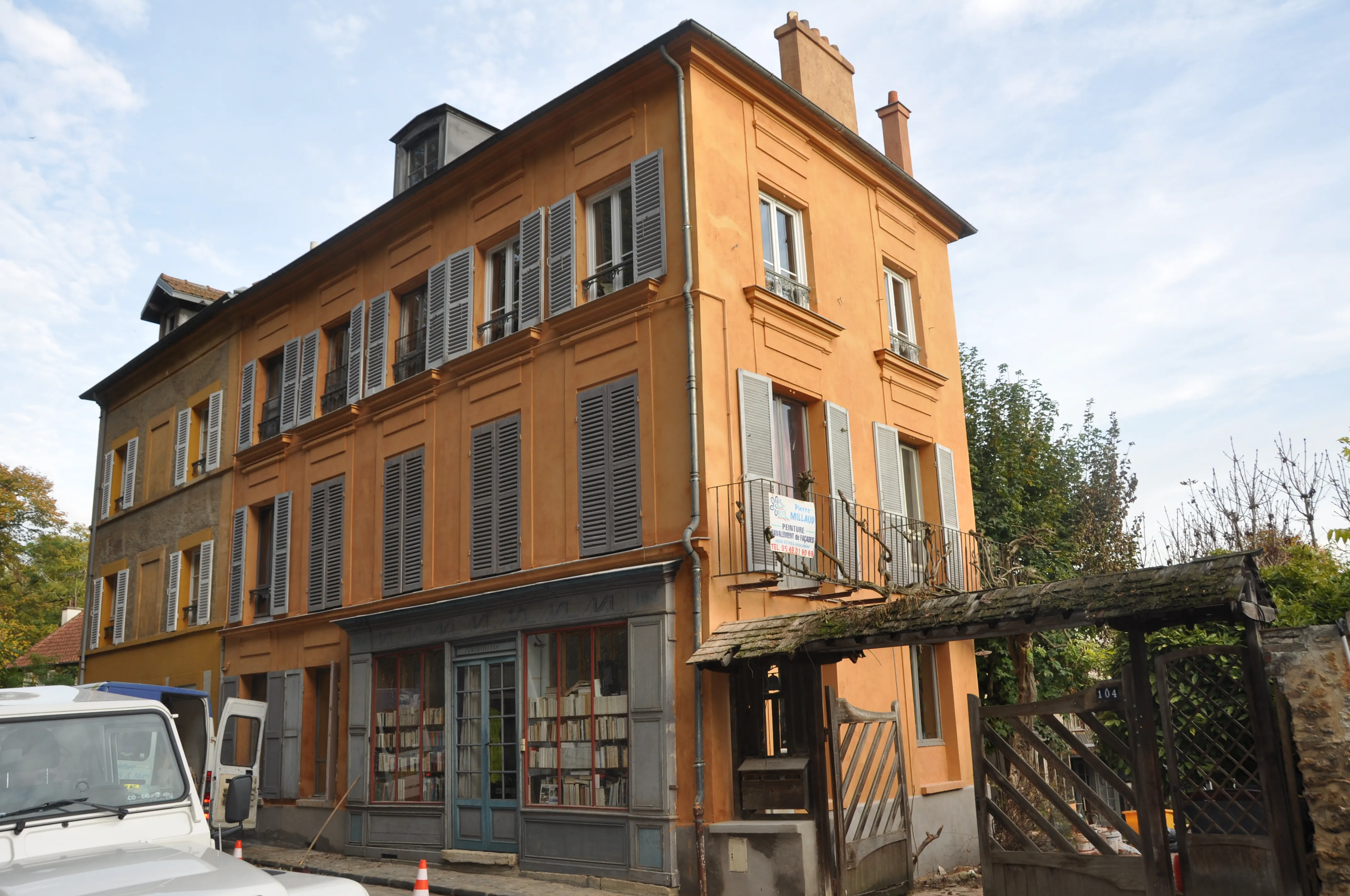 Façade en chaux aérienne restaurée dans la Vienne, teinte ocre patrimoine