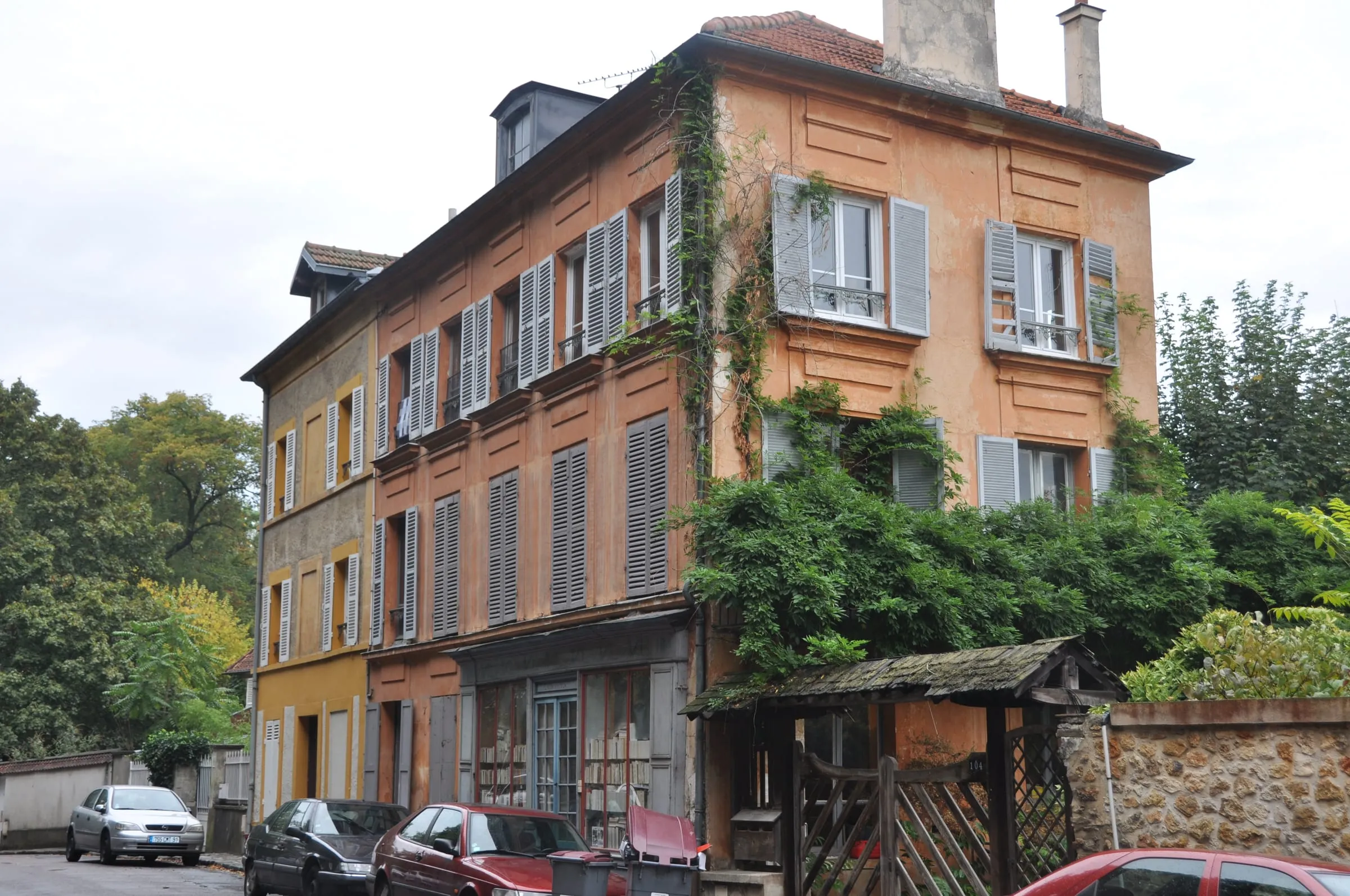 Même façade avant ravalement, enduit dégradé et sali
