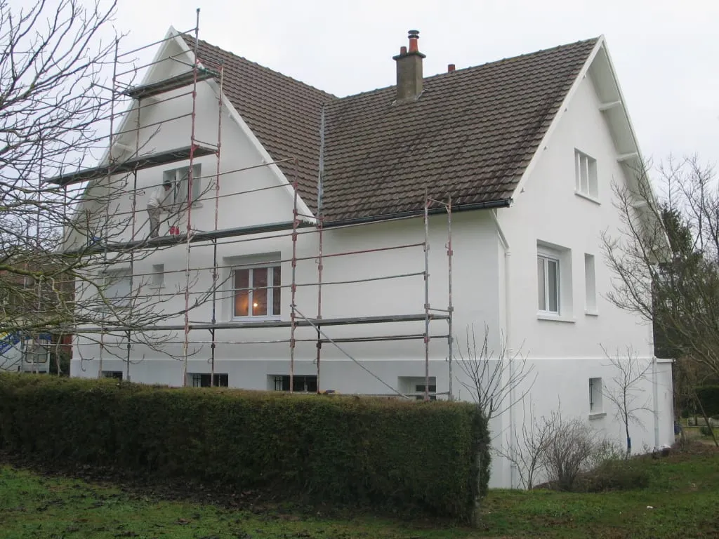 Façade ravalée à Buxerolles, finition peinture après chantier de rénovation