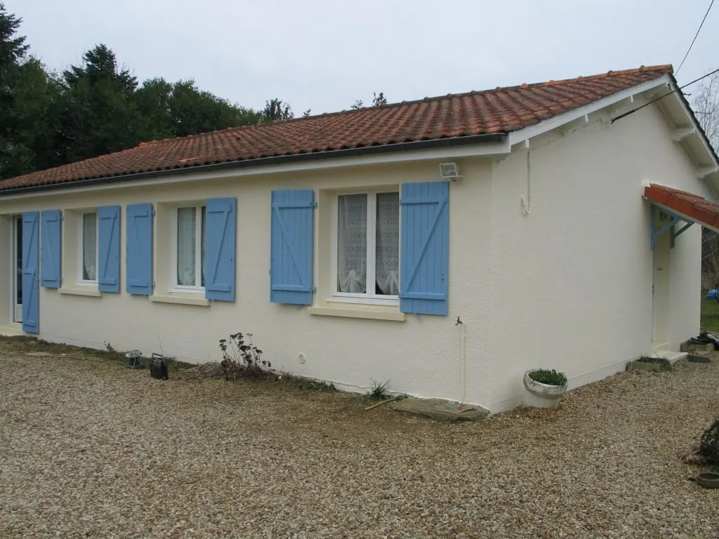 Façade d'une maison ravalée à neuf, finition peinte uniforme dans la Vienne