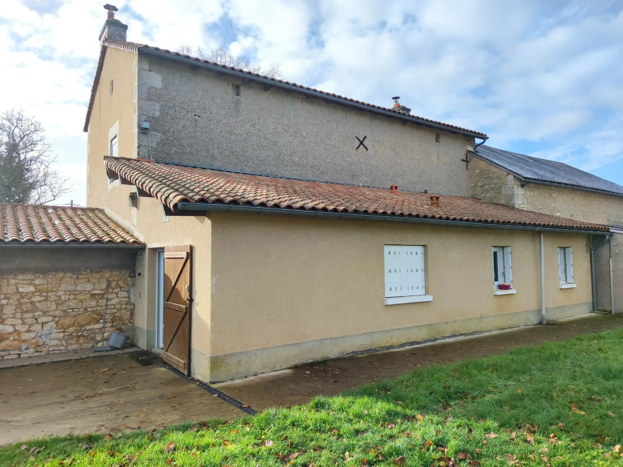 Façade d'une maison avant isolation thermique par l'extérieur, murs bruts