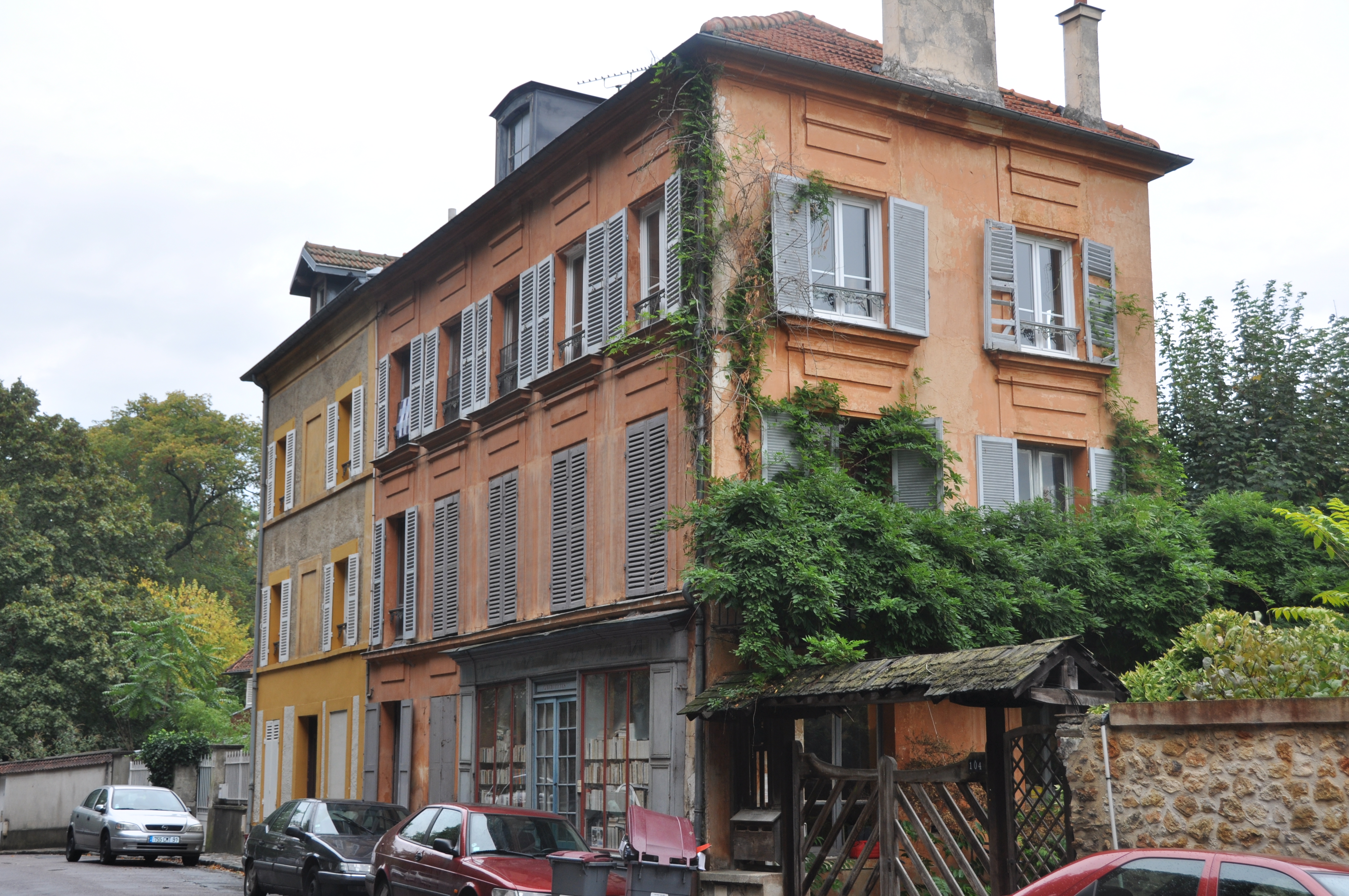 Même façade avant ravalement, enduit dégradé et sali